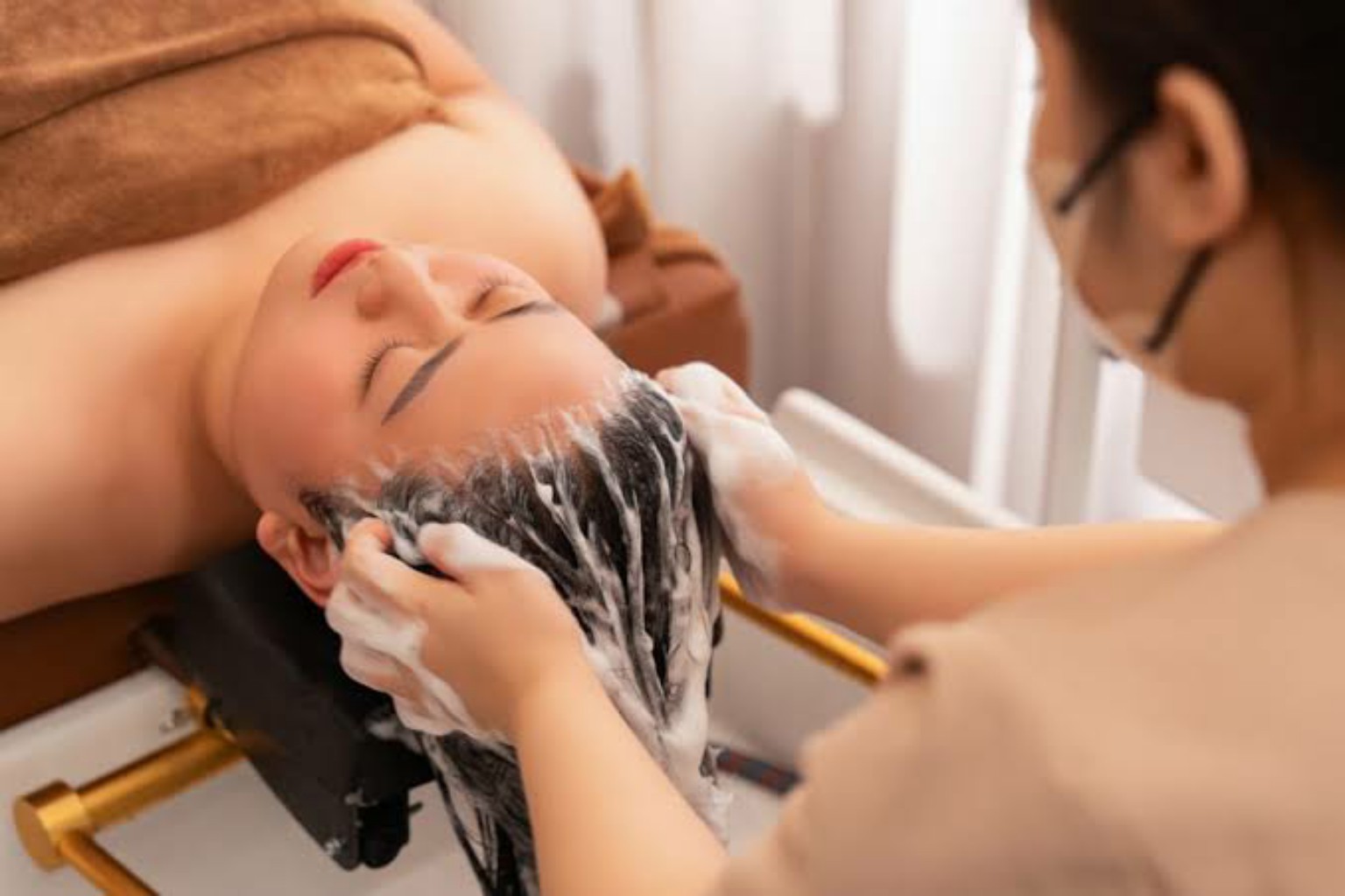 Shampoing relaxant et massage du cuir chevelu — photo fournie par THE CURE